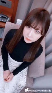 双飞深喉，两个美女直接被干呕吐，小姐姐穿长靴被暴力草